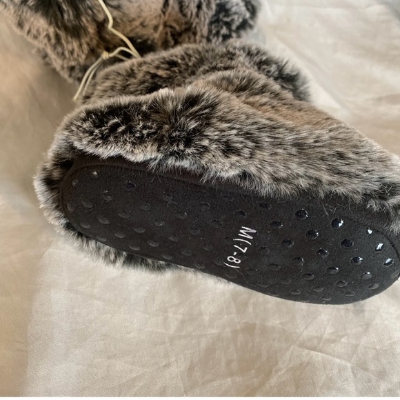 2 Girl’s Cat & Jack Gray & Tan Faux Fur Bootie Slippers Size M 7-8 - Picture 2 of 7